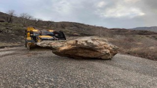Heyelan nedeniyle kapanan köy yolu yeniden ulaşıma açıldı