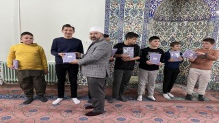 Hisarcıkta camilerde müezzinlik yapan öğrenciler ödüllendirildi