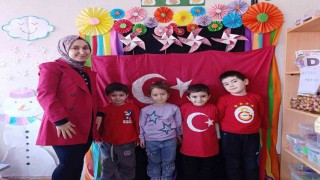 Hisarcıkta minikler sınıfları için Türk bayrağını kendi elleri ile dikti