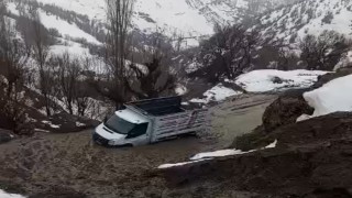 Hizanda kar eridi, heyelan yolları kapattı