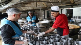 Hükümlülerce hazırlanan iftar yemeği 3 bin kişiye ulaştırılıyor