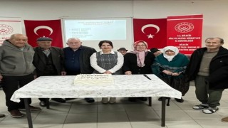 Huzurevinde duygulandıran doğum günü kutlaması