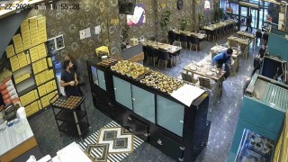 İftara saatler kala kebapçının tavanı çöktü, personel son anda kurtuldu