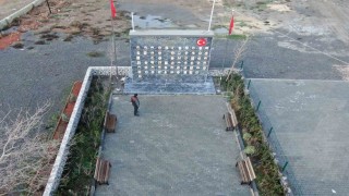 İki çocuğunu kaybeden muhtar köyüne deprem anıtı yaptırdı