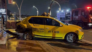 İki otomobilin çarpıştığı kaza maddi hasarla atlatıldı