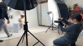 İkiz bebeklerinin fotoğraflarını çekerek başladı, evinin bir odasını stüdyoya çevirdi