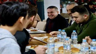 İl Müdürü Ramazan Demir öğrencilere yemek dağıttı
