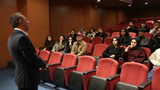 İletişim Fakültesi Dekanı Avcı, öğrencilerle buluştu