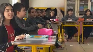 İlkokul öğrencilerinden Kabede hacılar hu der Allah ilahisi