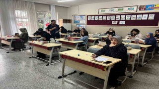 İlkokulda veliler kitap okuma yarışmasında ter döktü
