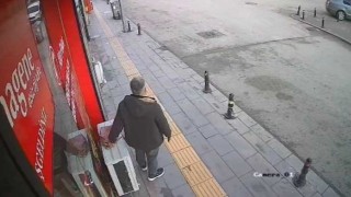 İmamın sahibi gelir alır diye bıraktığı çantayı kaşla göz arasında çaldı