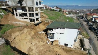 İnşaat kazısında kopan dev kaya parçası yanındaki binada hasara yol açtı