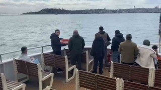 İstanbulda bir kişi vapurdan denize atladı, görevliler ve vatandaşlar onun için seferber oldu