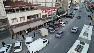 İstanbulda ilk iftarda pide kuyruğu havadan görüntülendi