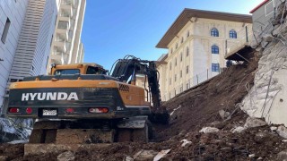 İstinat duvarı çöken sitedeki 4 dairede hasar oluştu