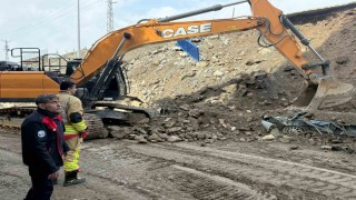 İstinat duvarının altında kalan araçlar demir yığını haline geldi