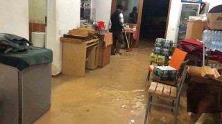 İşyerine su basan esnaf Datça Belediyesine tepki gösterdi