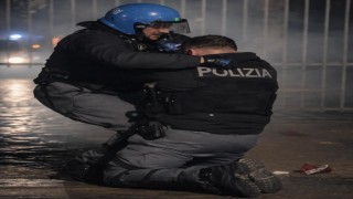 İtalyada kültür merkezi kapatıldı sokaklar karıştı: 11 polis yaralı, 10 gözaltı