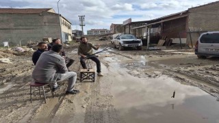 İzahı olmayan şeyin mizahı oldu, sürekli göle dönen sokakta balık tutmaya başladılar
