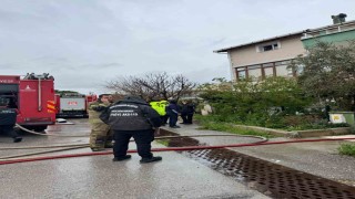 İzmirde çıkan ev yangınında bir kişi hayatını kaybetti