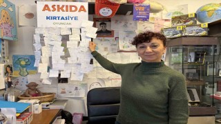 İzmirde defter ve kalemler ‘askıda kırtasiye ile sahiplerini buluyor