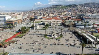 İzmirde güneşli havayı gören vatandaşlar sahile akın etti
