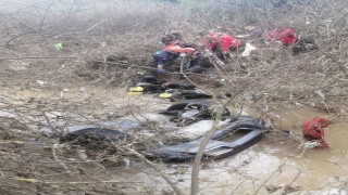 İzmirde otomobil dereye uçtu: 2 kız kardeş hayatını kaybetti