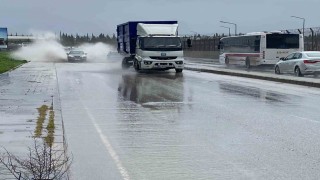 İzmirde sağanak etkili oldu: Yollar göle döndü, trafik kilitlendi