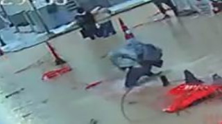 İzmirde sağanak ve fırtına: Caddeler göle döndü, zor anlar kameraya yansıdı