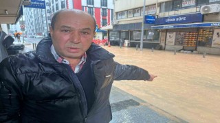 İzmirde sağanak yağış: Bazı cadde ve sokaklar göle döndü, ekipler su tahliye çalışmaları yürüttü