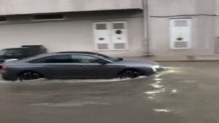 İzmirde sağanak yağış hayatı olumsuz etkiledi
