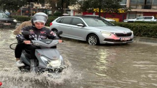 İzmirde sağanak yağış hayatı olumsuz etkiledi: Caddeler göle döndü