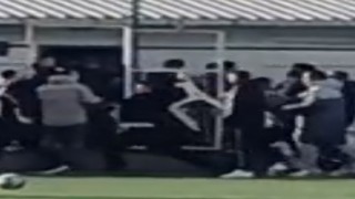İzmirde U18 maçında saha karıştı: Sandalyeler havada uçuştu