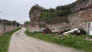 İznikte 2 bin yıllık surlara sprey boya ile yazılan yazılar tepki çekti