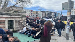 Kadıköyde cami cemaati mağduriyeti: Namazı sokaklarda kılıyorlar