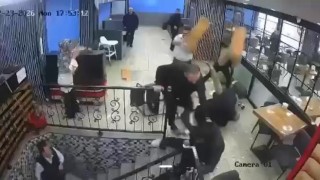 Kafede çıkan kavgada ortalık savaş alanına döndü: 100 bin liralık hasar