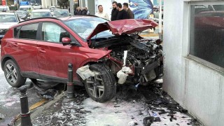 Kağıthanede 3 aracın karıştığı zincirleme trafik kazasında 2 kişi yaralandı