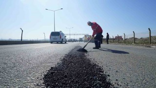 Kahramanmaraşta deforme olan yollar sıcak asfaltla tamir ediliyor