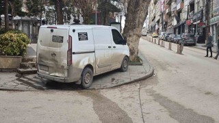Kaldırıma park araç sürüsüne tepki geldi