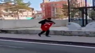 Kaldırımda gören Türk Bayrağını koşarak alan çocuk, kask kamerasıyla görüntülendi