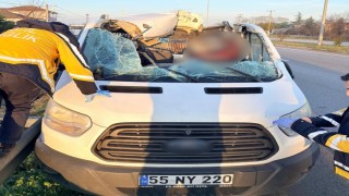 Kamyonet, beton köprü ayağı yüklü tıra çarptı: 1 ölü, 1 yaralı