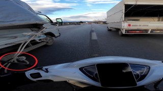 Kamyonetten sarkan ipe dolanan motosikletli ölümle burun buruna geldi