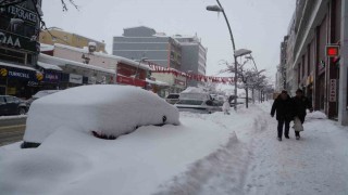 Kar Erzurumu esir aldı, araçlar karın içinde kayboldu