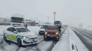 Kar ve tipi ulaşımı aksatıyor