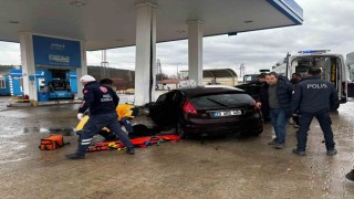 Karabükte LPG istasyonuna çarpan otomobildeki 5 kişi yaralandı