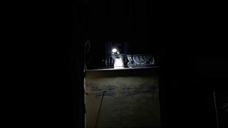 Karamanda 2 çocuk annesi kadın balkondan düşerek ağır yaralandı