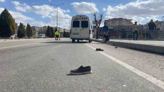 Karamanda minibüsün çarptığı yaya ağır yaralandı