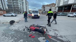 Karamanda otomobille motosikletin karıştığı kaza ucuz atlatıldı