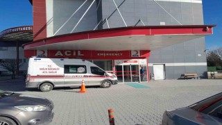 Karapınarda otomobil kamyonete çarptı: 1 yaralı