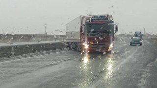 Karapınarda şiddetli rüzgar ve sağanak sürücülere zor anlar yaşattı